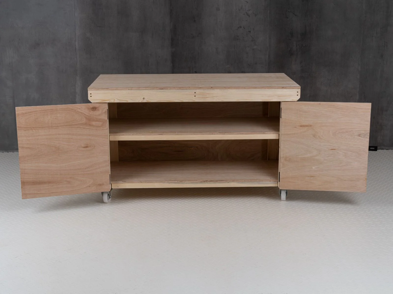 Wooden Eucalyptus hardwood top workbench with lockable cupboard (V.9) double shelf and wheels - Image 5