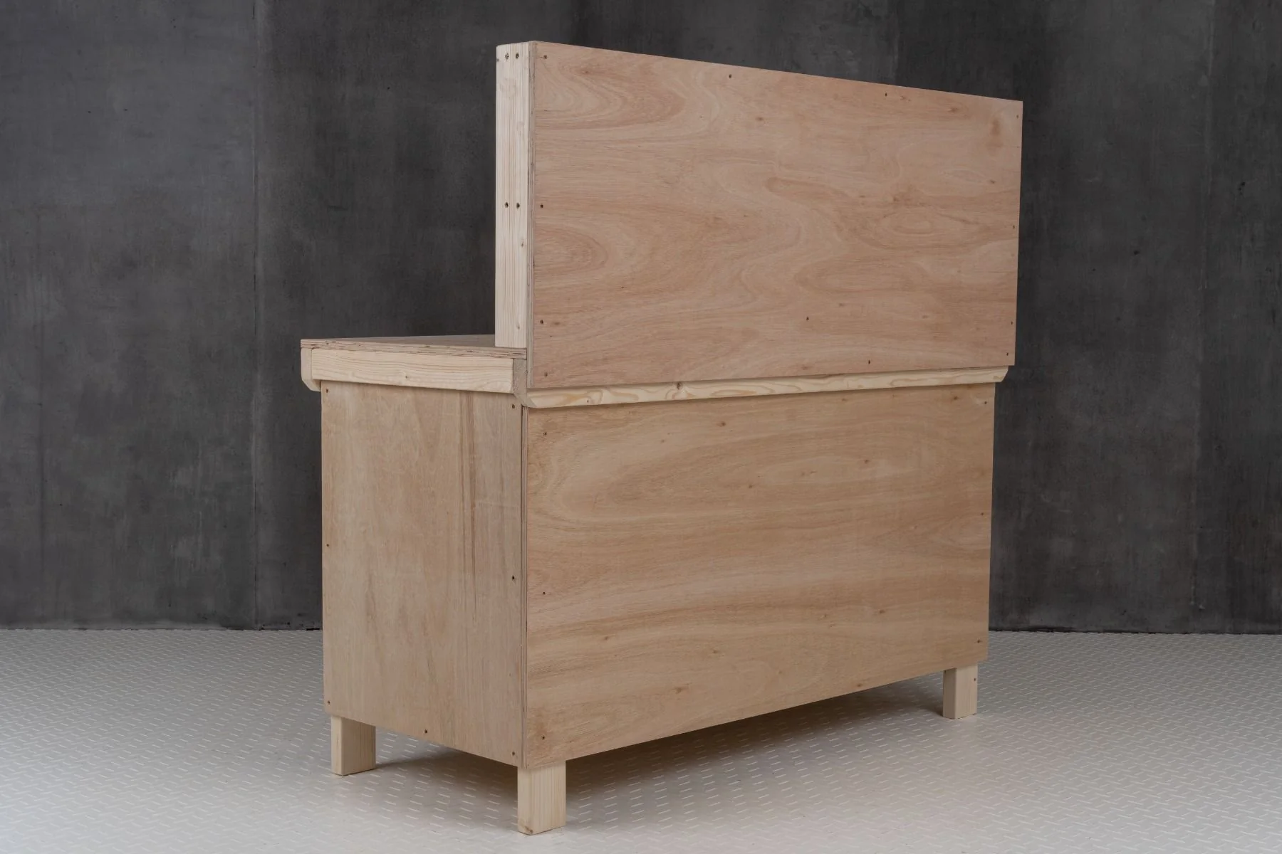 Wooden Eucalyptus hardwood top workbench with lockable cupboard (V.9) with back panel - Image 4