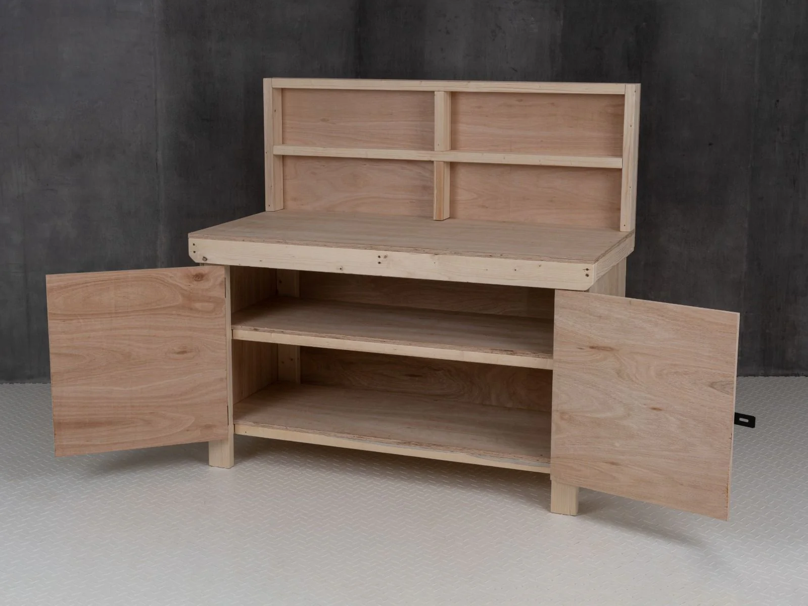 Wooden Eucalyptus hardwood top workbench with lockable cupboard (V.9) with back panel and double shelf - Image 7