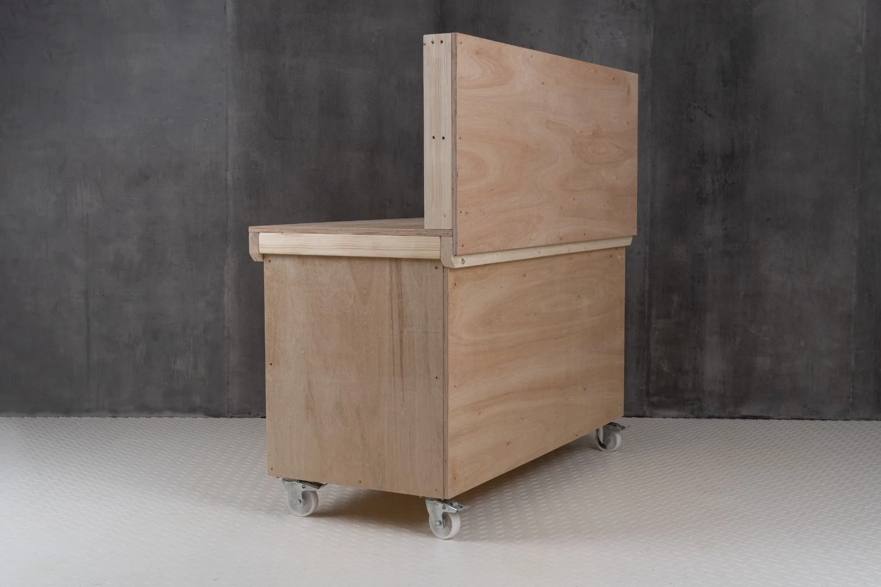 Wooden Eucalyptus hardwood top workbench with lockable cupboard (V.9) with back panel and wheels - Image 5