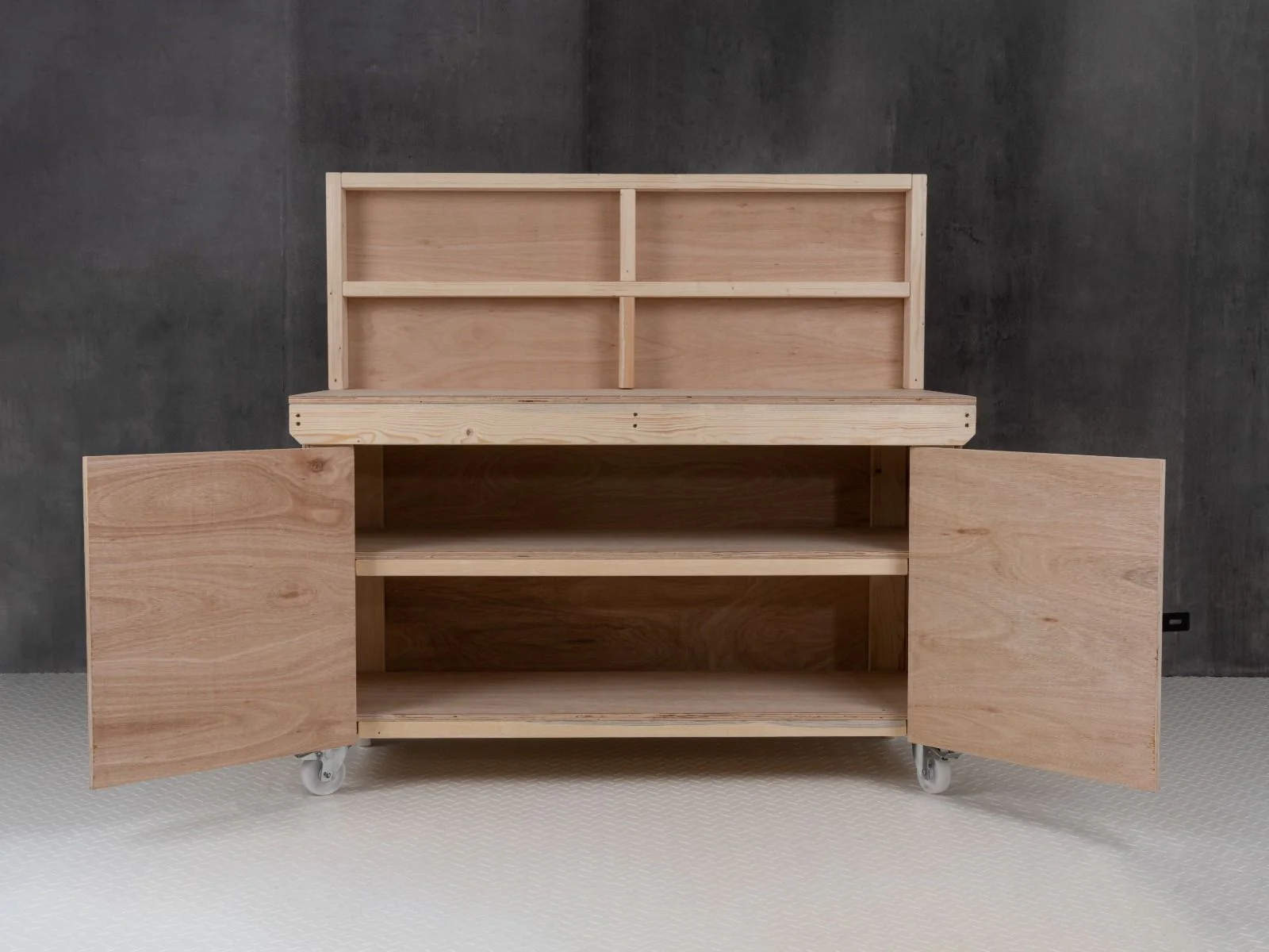 Wooden Eucalyptus hardwood workbench with lockable cupboard (V.9) with back panel, double shelf, wheels - Image 6